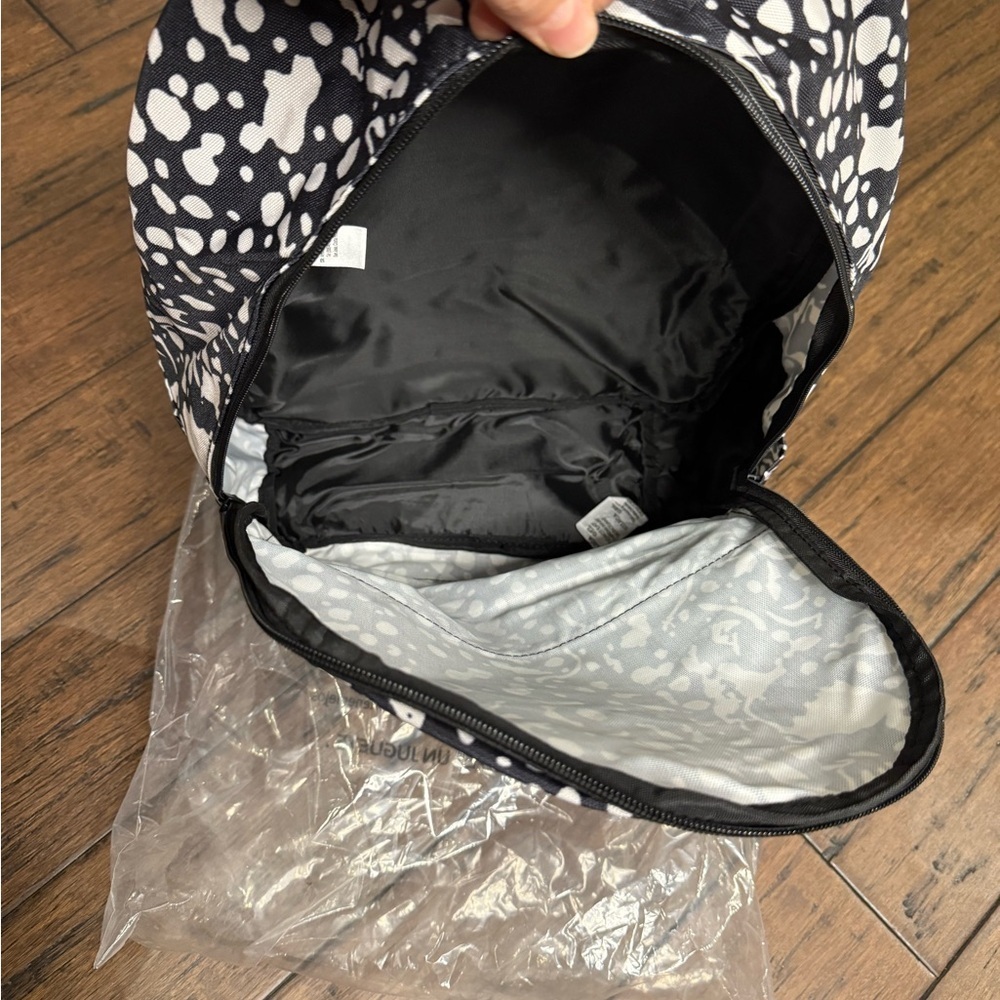 Reebok Black and White Backpack Men/Women Large Bag - Picture 6 of 13